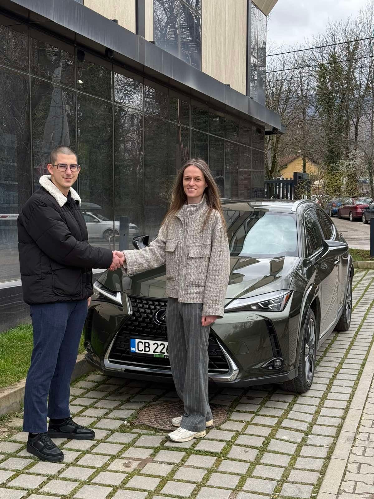 Доволен клиент с нов автомобил