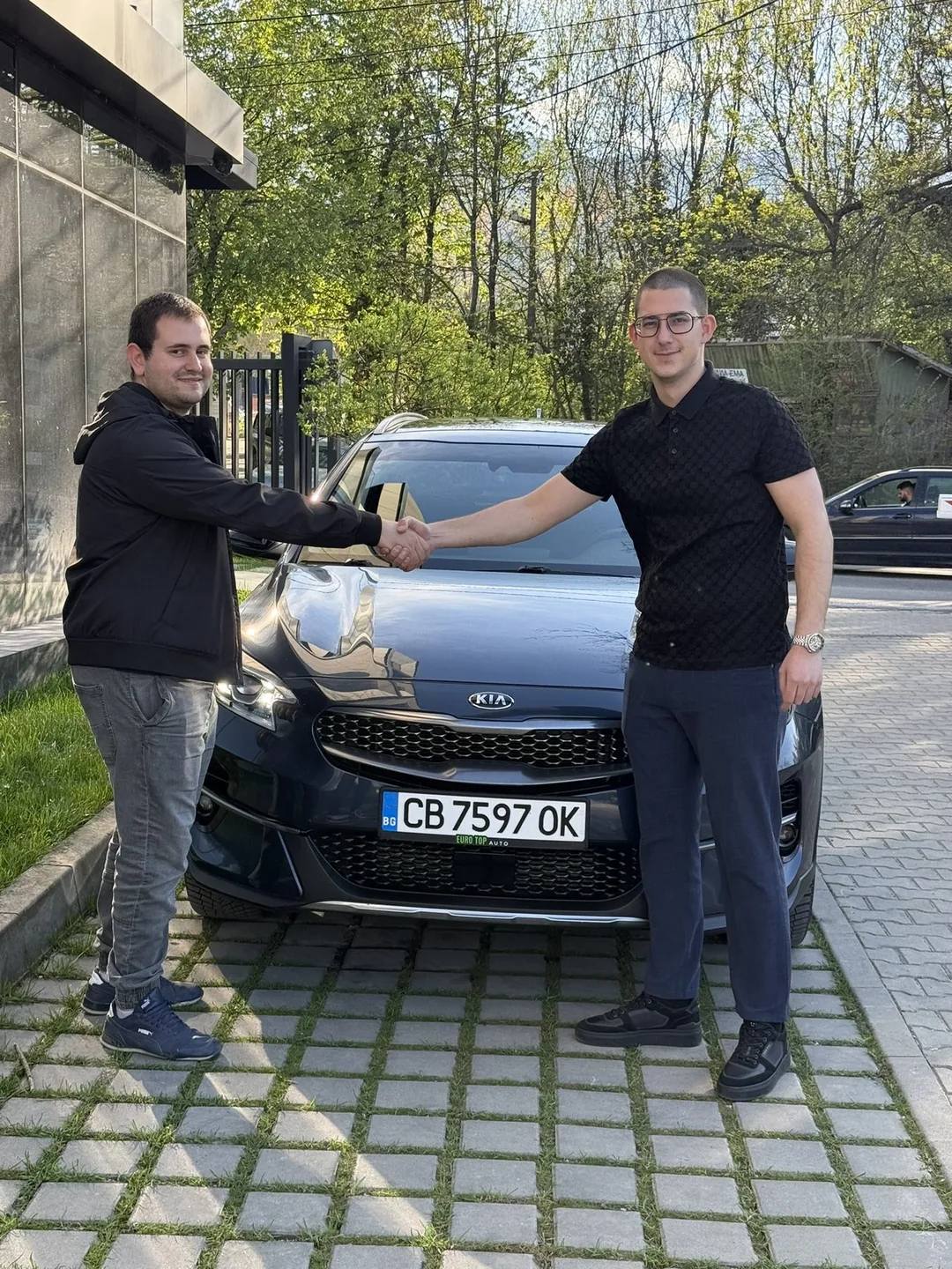 Клиент получава ключовете за Kia Ceed